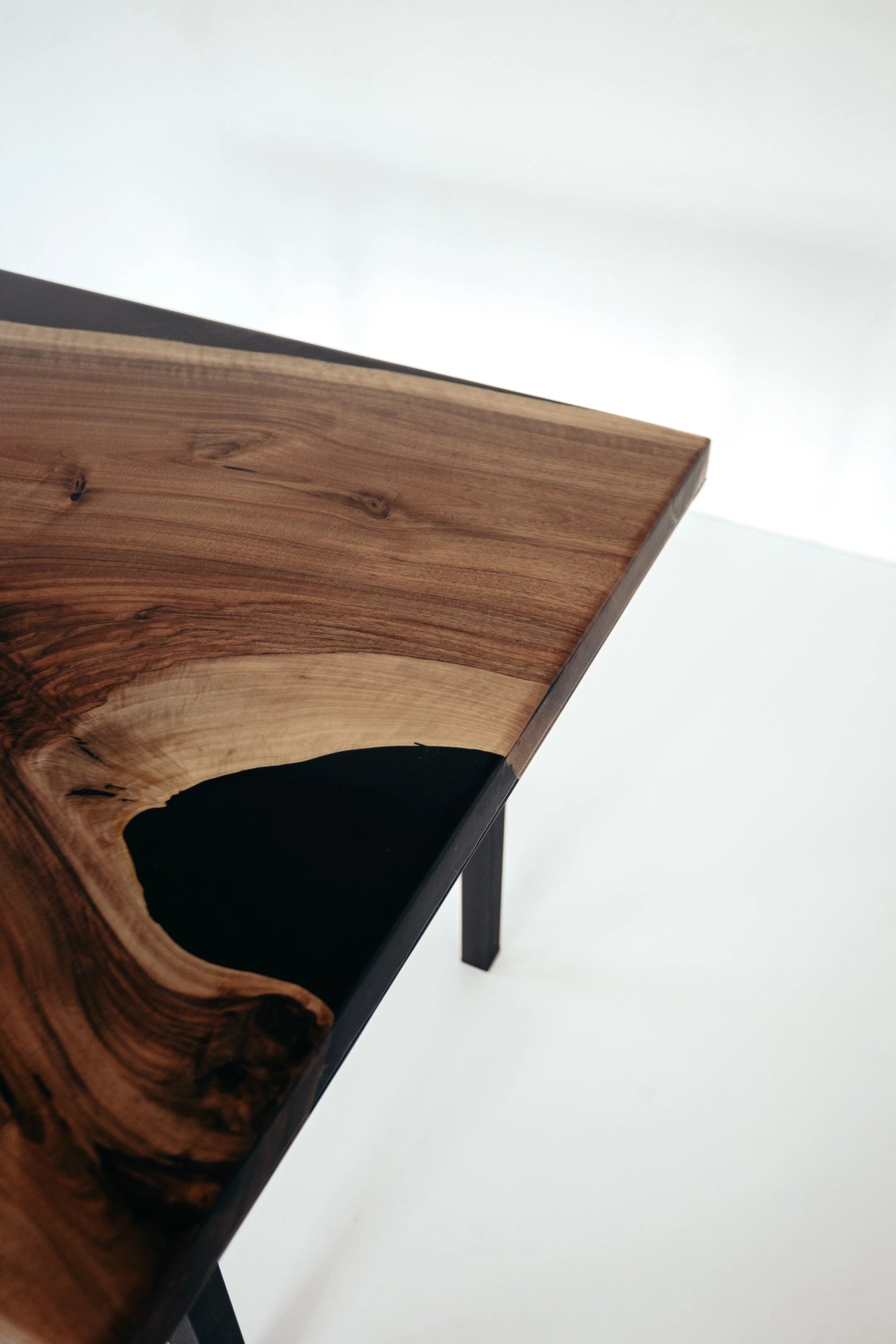 Dining Table "Black Cardinal"